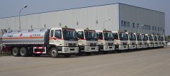 油罐車大批訂單準(zhǔn)備出發(fā)